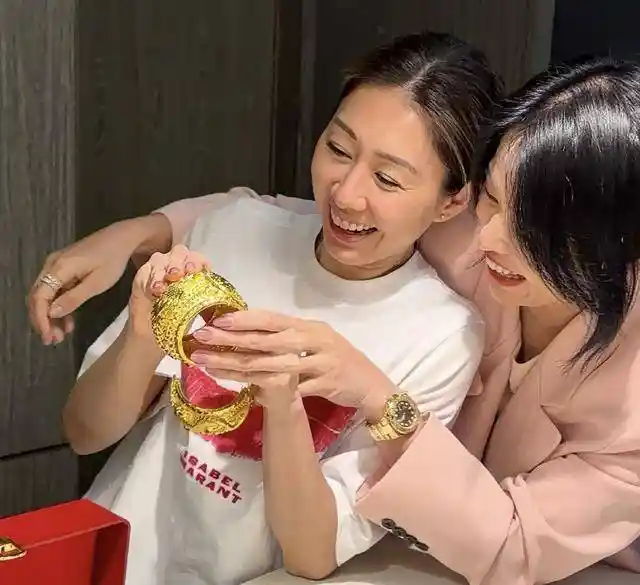 TVB女神胡定欣突现孕肚?闪婚男友不足一年,甜蜜背后藏惊人喜讯!