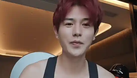 网红童锦程首度公开恋情:甜宠日常引热议,女方竟主动示爱?