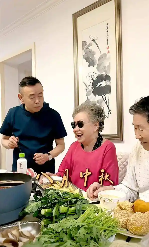 68岁潘长江中秋陪父母!白发孝子暖心画面引热议