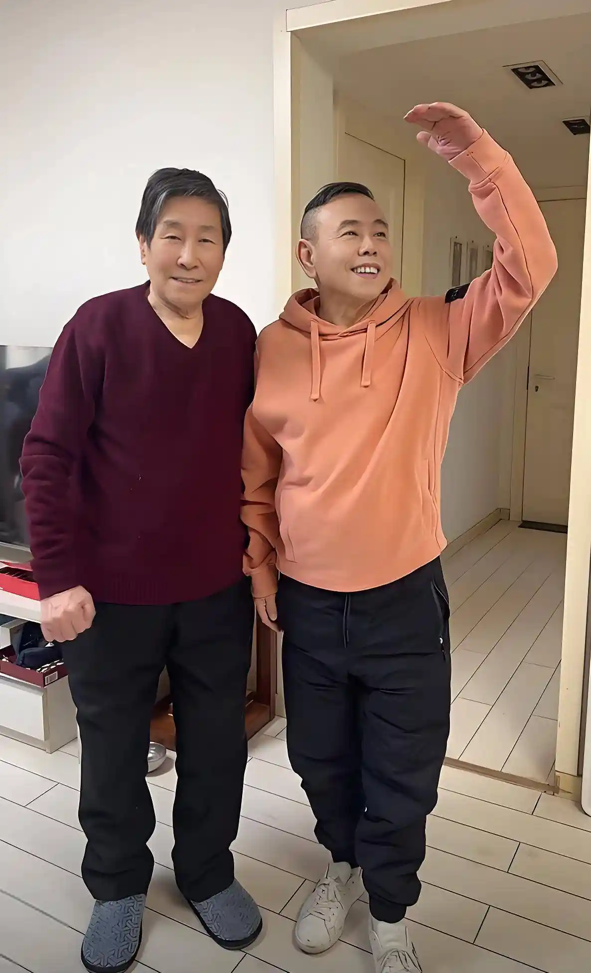 68岁潘长江中秋陪父母!白发孝子暖心画面引热议