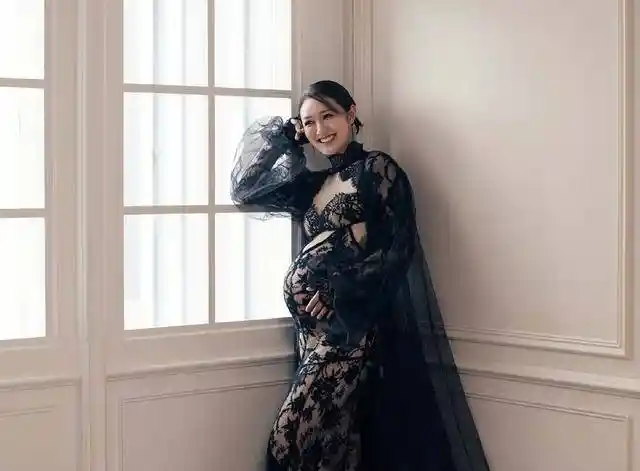 袁伟豪妻子孕肚高悬引热议,性感写真曝光喜讯临门