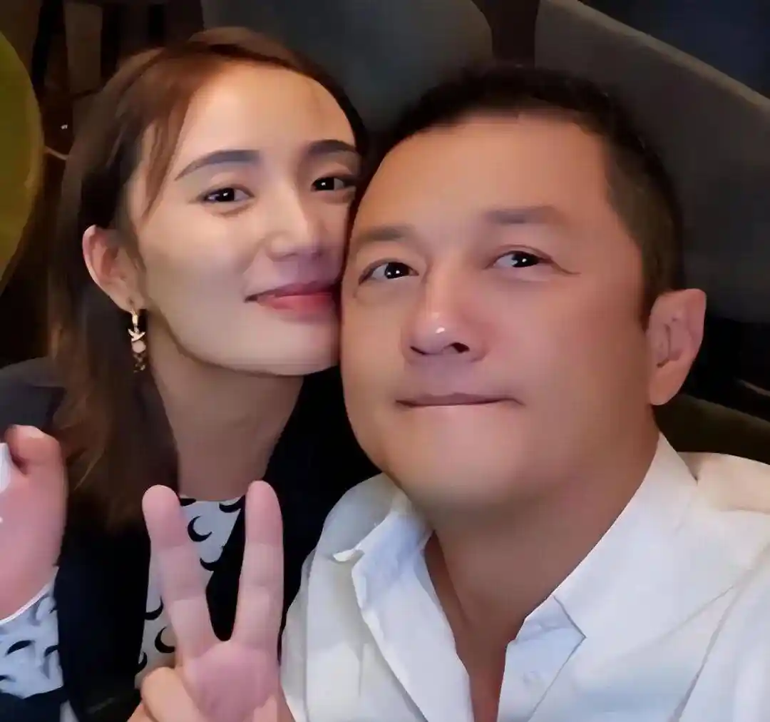 李亚鹏陷债务危机,妻子儿女悄然撤离?婚姻崩塌背后真相曝光
