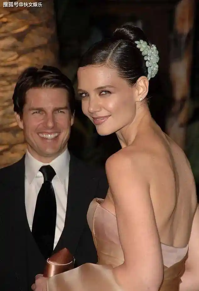 阿汤哥街头牵手神秘女,身材火辣引猜测情史再掀绯闻风暴