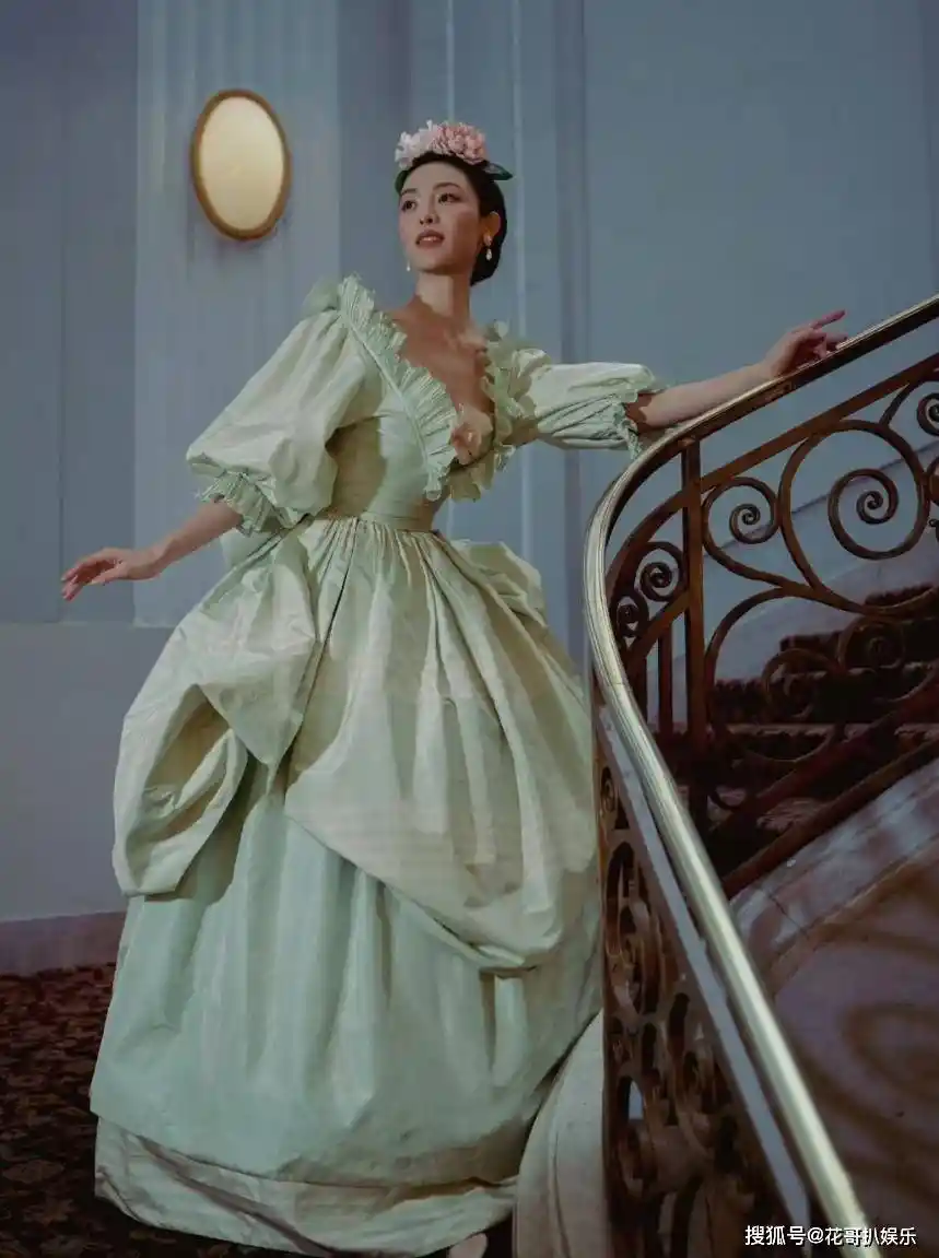 钟楚曦Vogue争C位引争议,网友怒斥:时尚圈别再捧她!