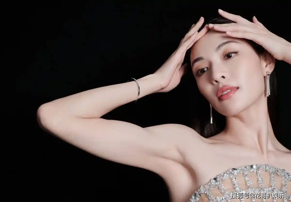 钟楚曦Vogue争C位引争议,网友怒斥:时尚圈别再捧她!