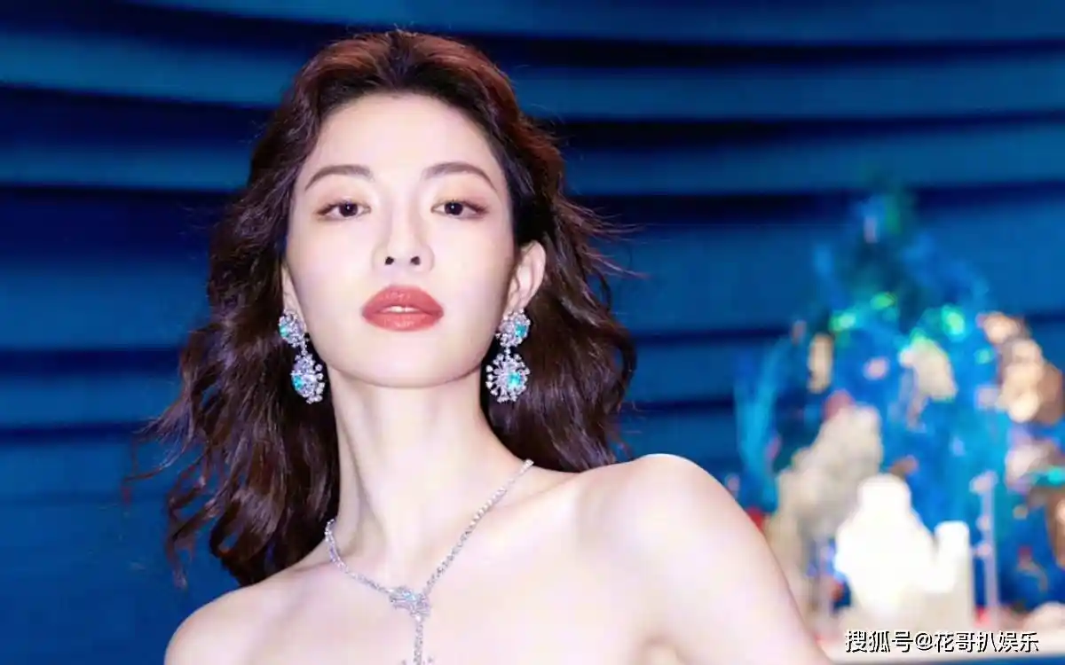 钟楚曦Vogue争C位引争议,网友怒斥:时尚圈别再捧她!