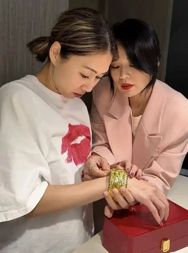 TVB女神胡定欣突现孕肚?闪婚男友不足一年,甜蜜背后藏惊人喜讯!