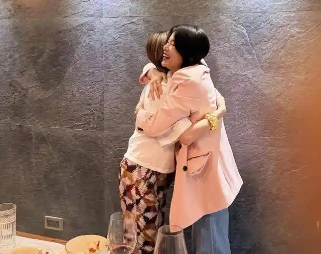 TVB女神胡定欣突现孕肚?闪婚男友不足一年,甜蜜背后藏惊人喜讯!