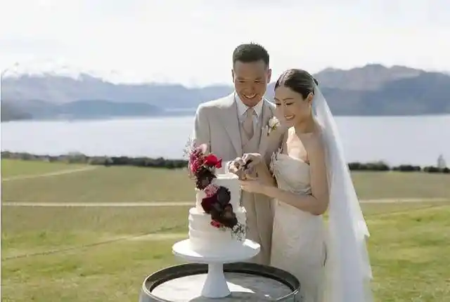 TVB女神胡定欣突现孕肚?闪婚男友不足一年,甜蜜背后藏惊人喜讯!