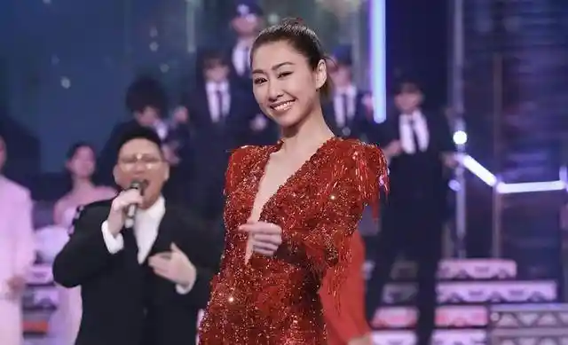 TVB女神胡定欣突现孕肚?闪婚男友不足一年,甜蜜背后藏惊人喜讯!