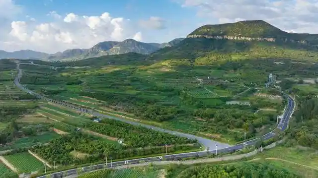 沂南:国庆旅游热涌 公路串联美丽乡村新画卷
