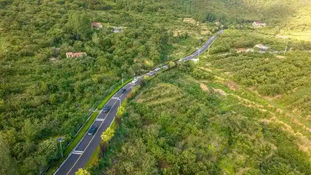 沂南:国庆旅游热涌 公路串联美丽乡村新画卷