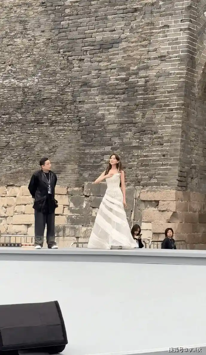 从模特到影后,50岁林志玲秋晚彩排美如少女,宅男女神嫁日籍丈夫引热议