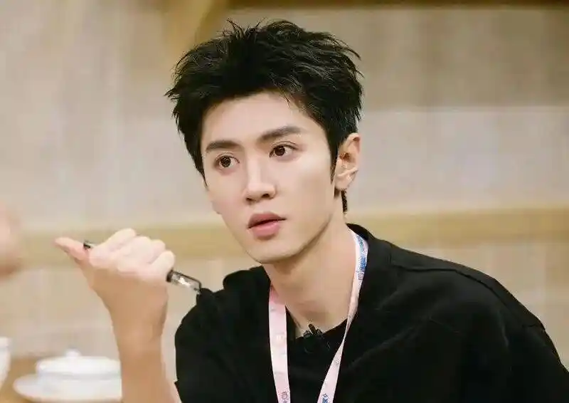 【2025.10.5爆料合集:泫雅身材惊变、明星脸现神秘痕迹、于洋婚讯曝光、陈哲远私生活大揭秘】