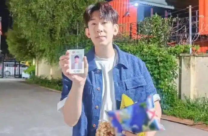 【2025.10.5爆料合集:泫雅身材惊变、明星脸现神秘痕迹、于洋婚讯曝光、陈哲远私生活大揭秘】