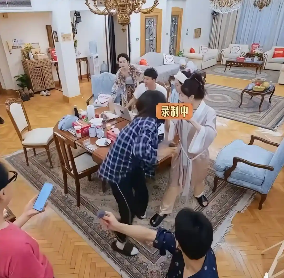 《花儿与少年》名场面!马思纯掀桌引爆笑,李沁那英反应全网热议