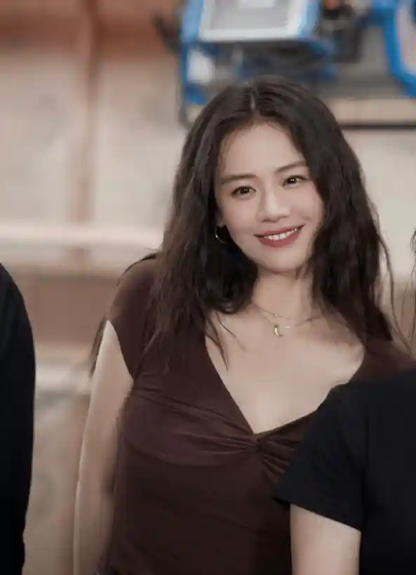 《花儿与少年》名场面!马思纯掀桌引爆笑,李沁那英反应全网热议