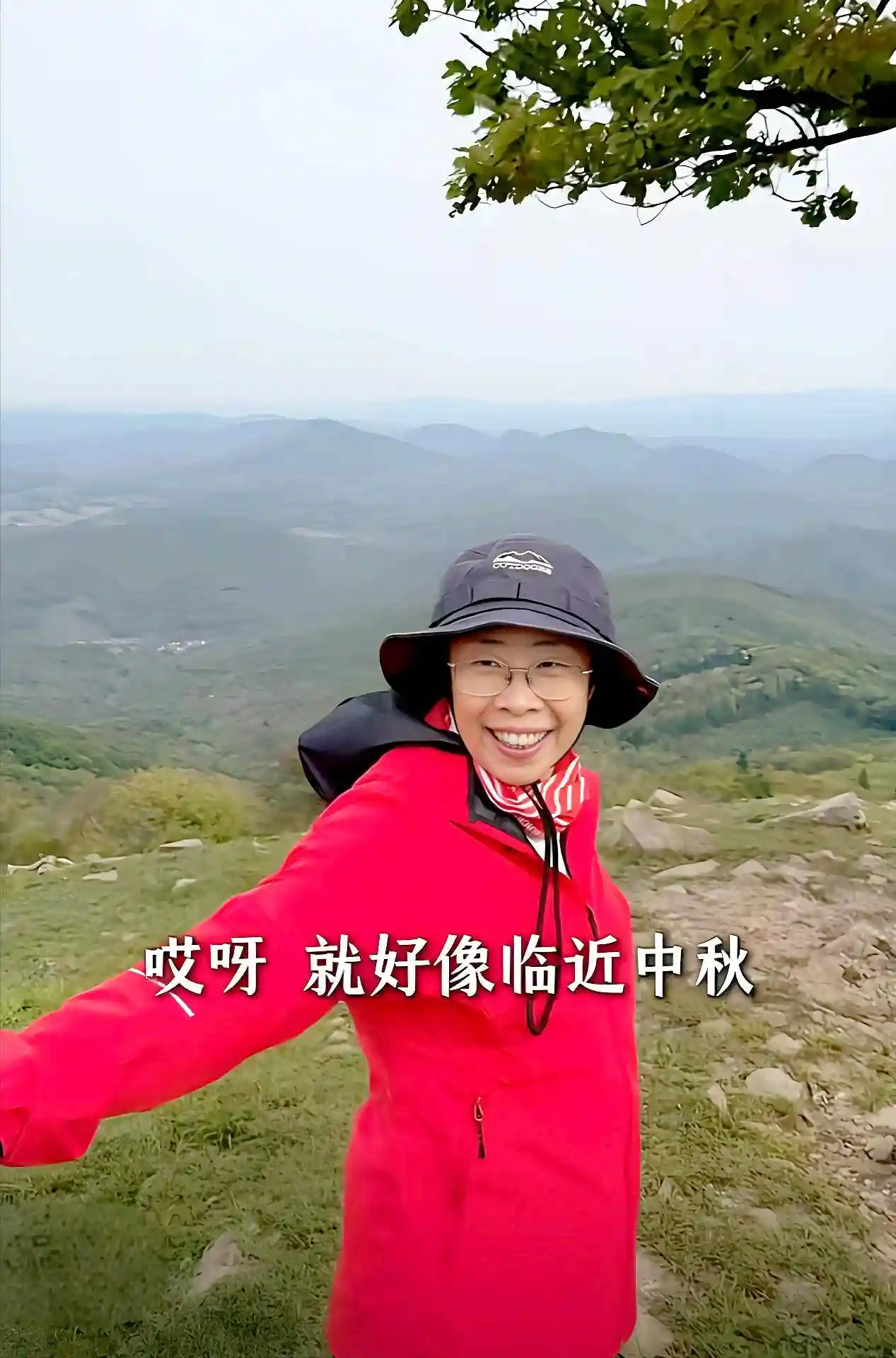 蒙曼探秘长白山,网友惊呼:越来越像张译,嫁不出去?