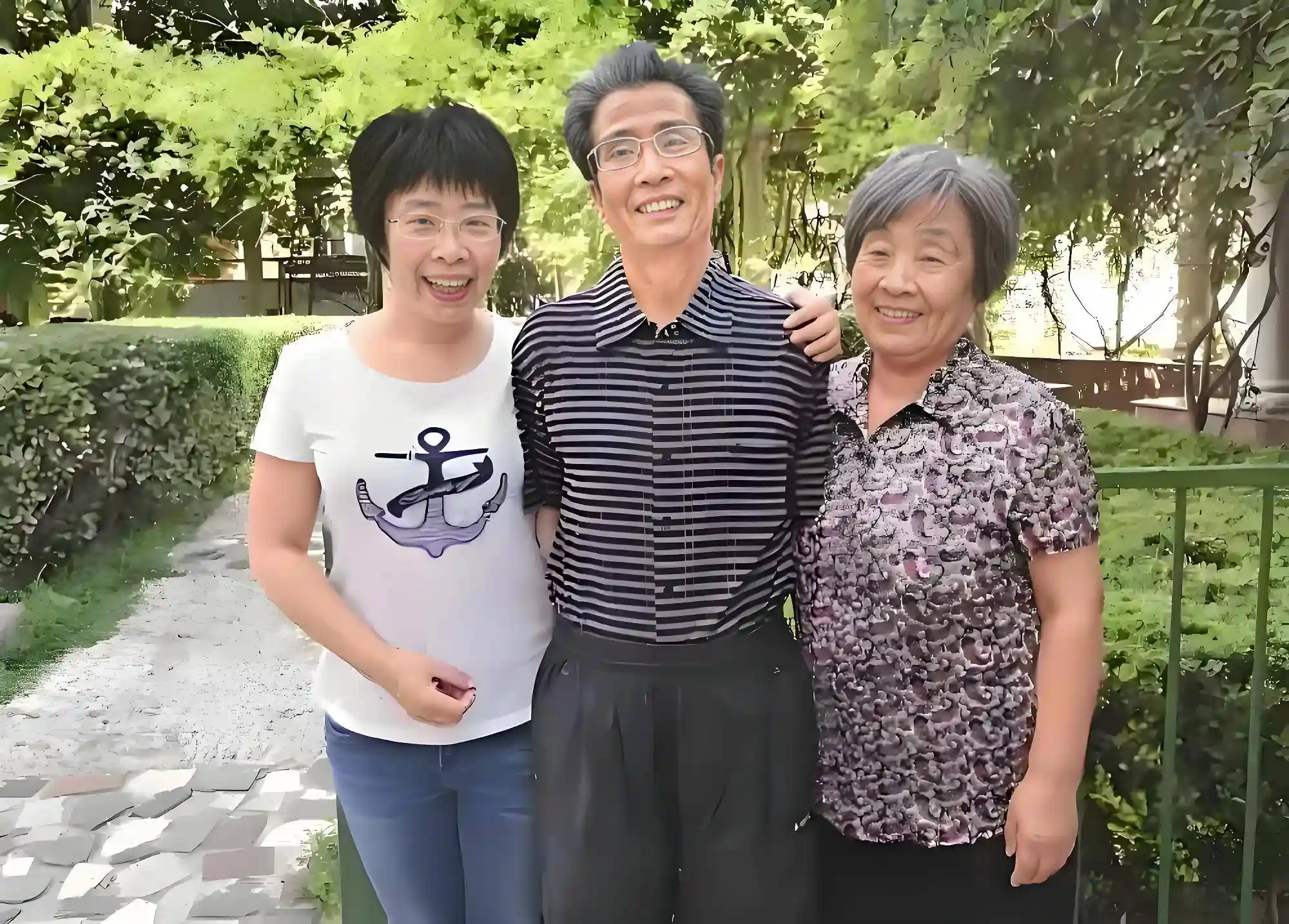 蒙曼探秘长白山,网友惊呼:越来越像张译,嫁不出去?