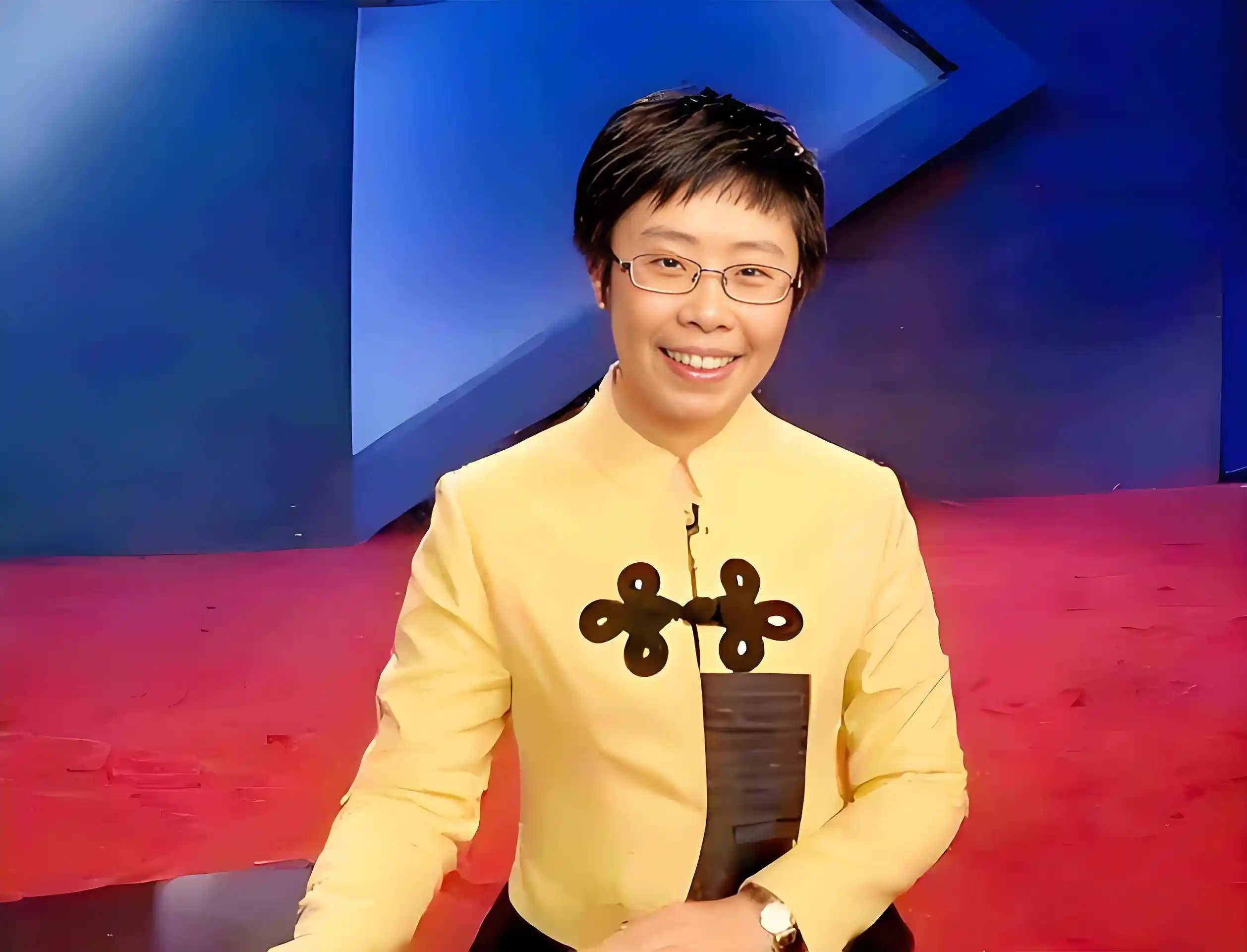 蒙曼探秘长白山,网友惊呼:越来越像张译,嫁不出去?