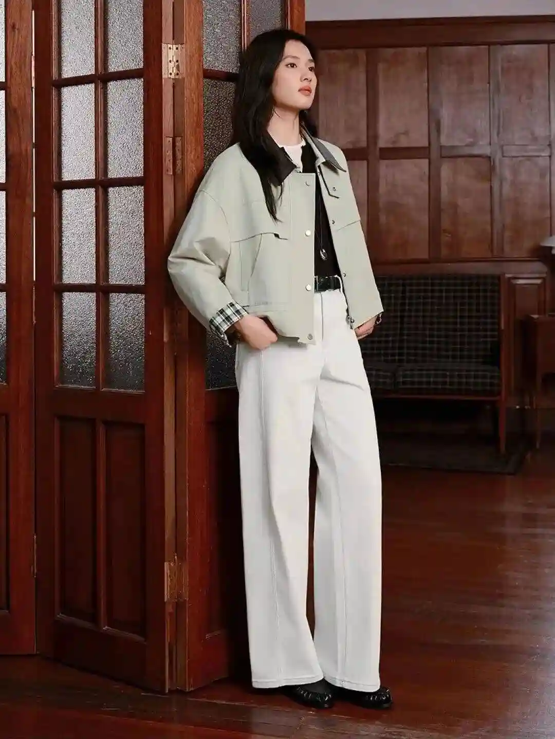 2025秋装新风向:短款风衣引领时尚革命