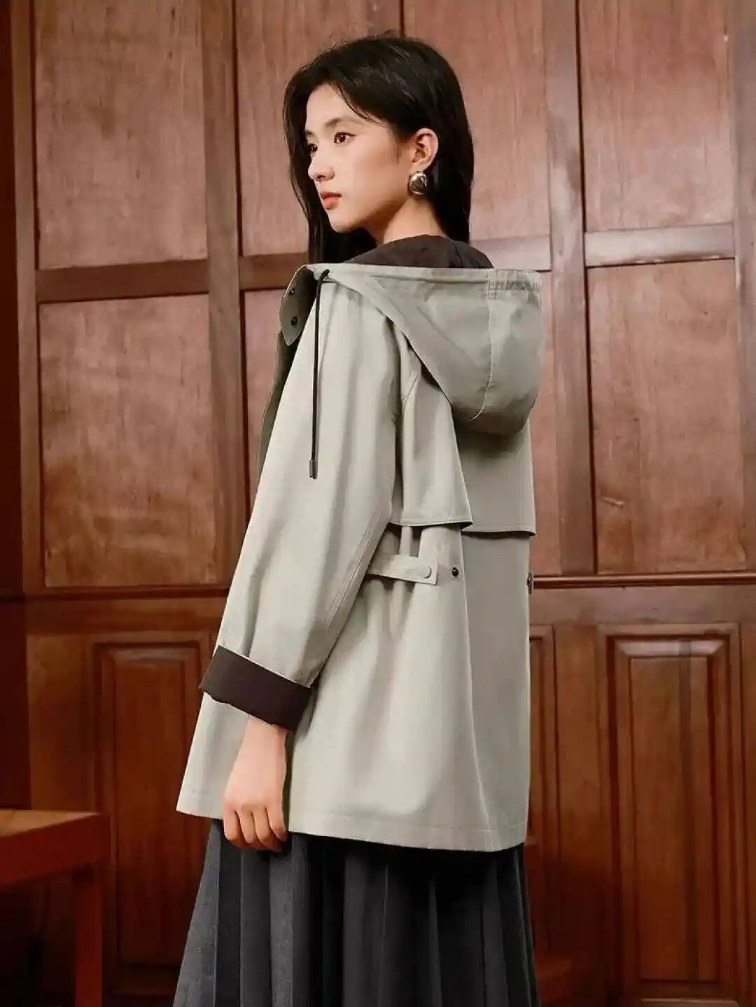 2025秋装新风向:短款风衣引领时尚革命