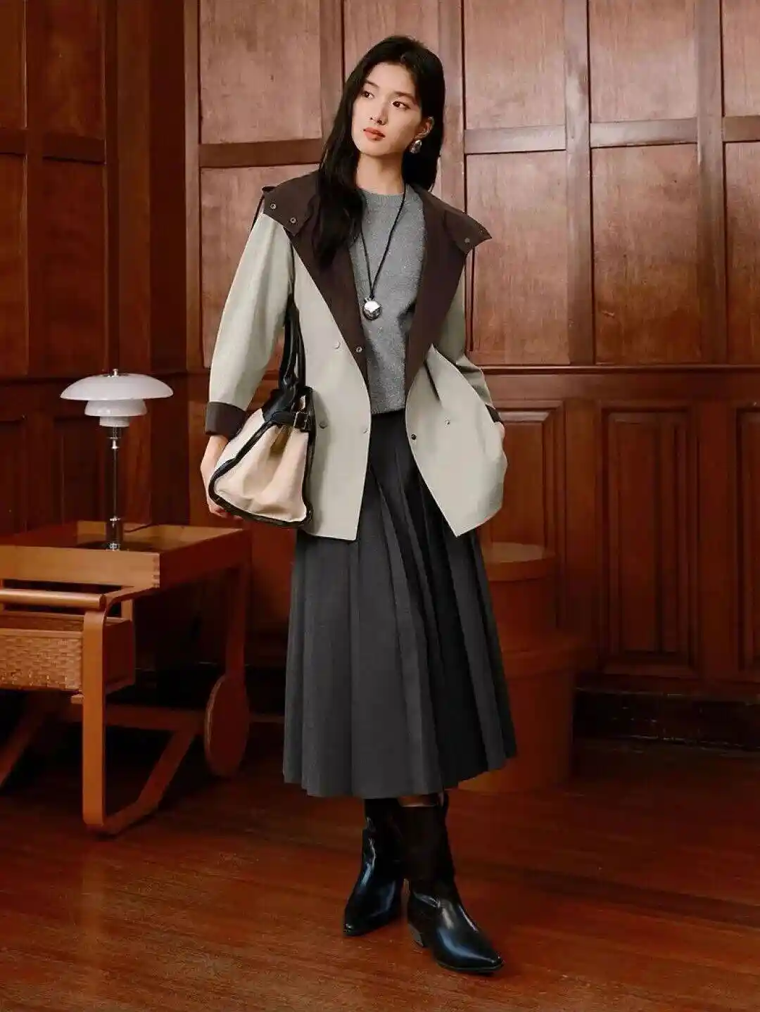 2025秋装新风向:短款风衣引领时尚革命