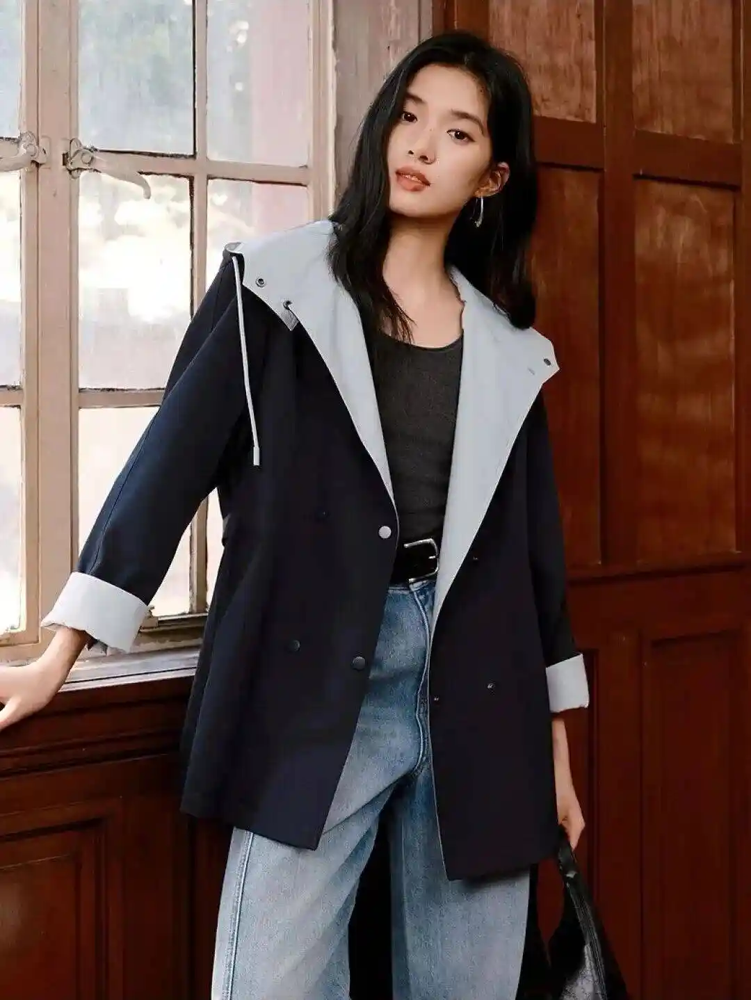 2025秋装新风向:短款风衣引领时尚革命