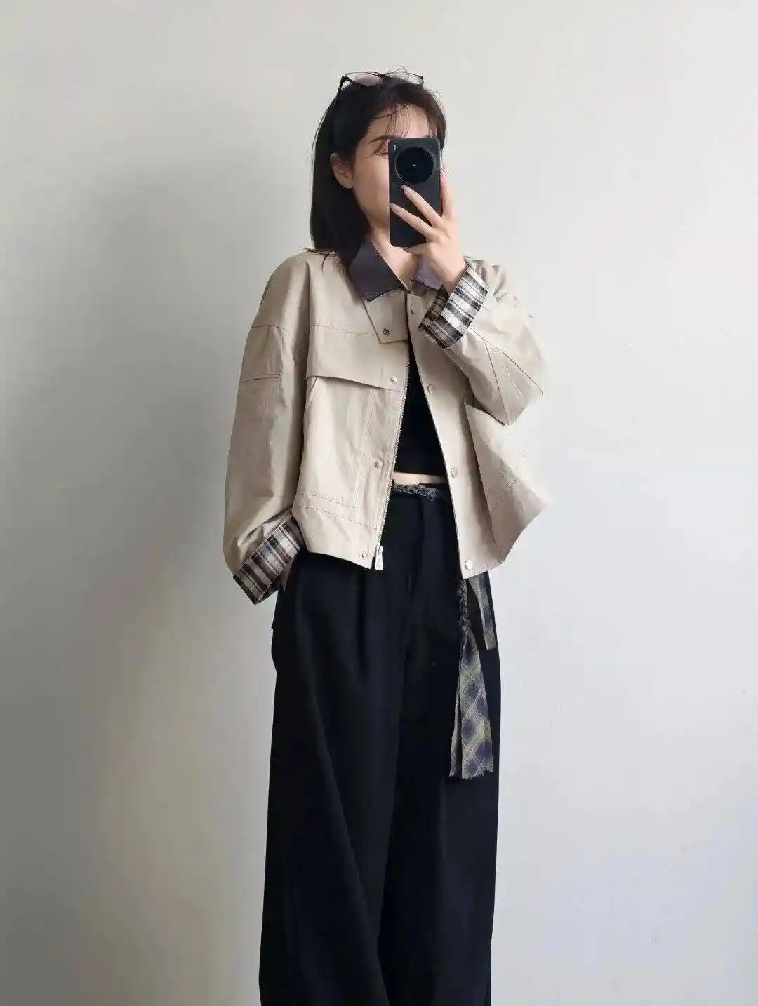 2025秋装新风向:短款风衣引领时尚革命