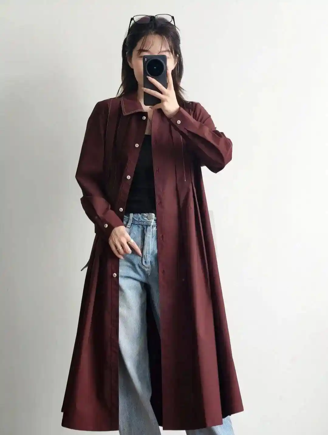 2025秋装新风向:短款风衣引领时尚革命