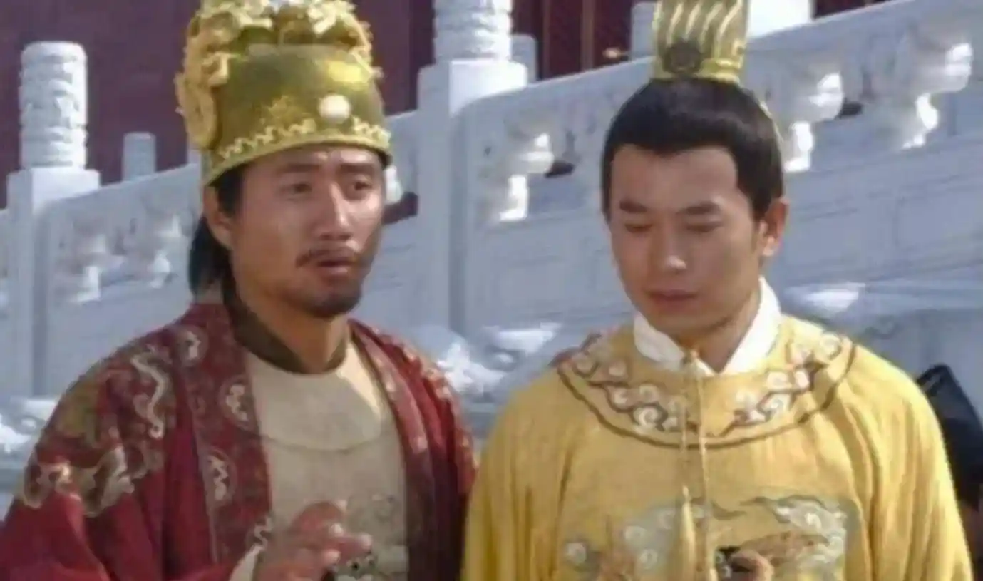 太子落水侍卫拼死相救,朱元璋:穿得整就升官,脱了衣就掉命