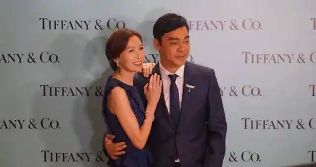 刘青云饭馆遭偷拍怒目瞪人,网友惊呼气场全开