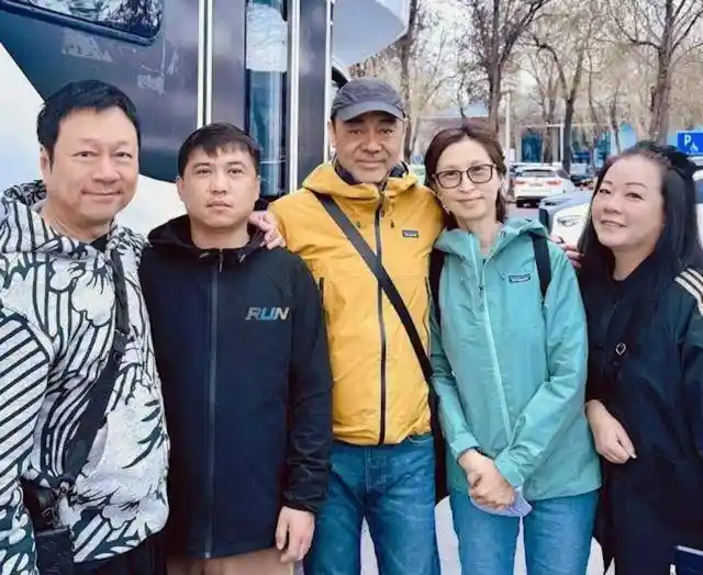 刘青云饭馆遭偷拍怒目瞪人,网友惊呼气场全开