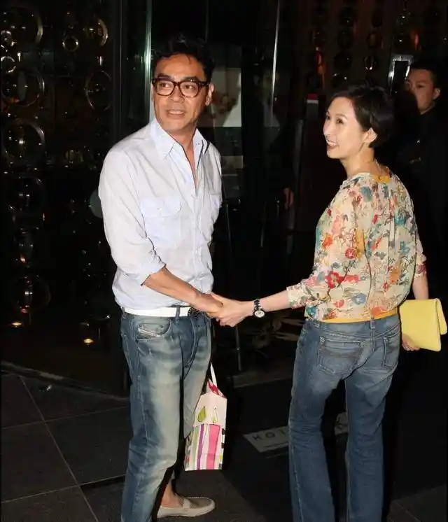 刘青云饭馆遭偷拍怒目瞪人,网友惊呼气场全开