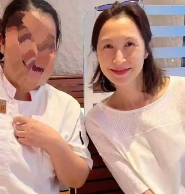 刘青云饭馆遭偷拍怒目瞪人,网友惊呼气场全开