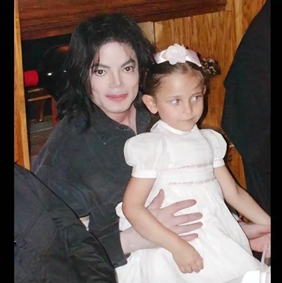 迈克尔·杰克逊女儿穿搭惊呆网友,叛逆风潮席卷时尚圈