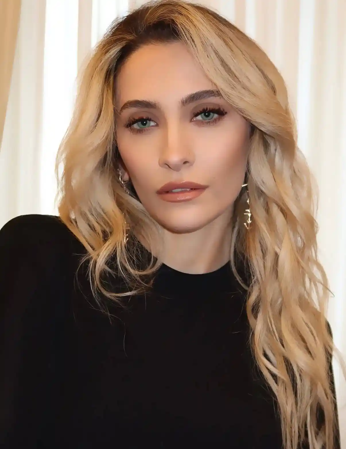 迈克尔·杰克逊女儿穿搭惊呆网友,叛逆风潮席卷时尚圈