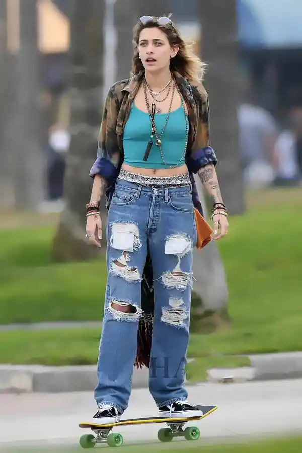 迈克尔·杰克逊女儿穿搭惊呆网友,叛逆风潮席卷时尚圈