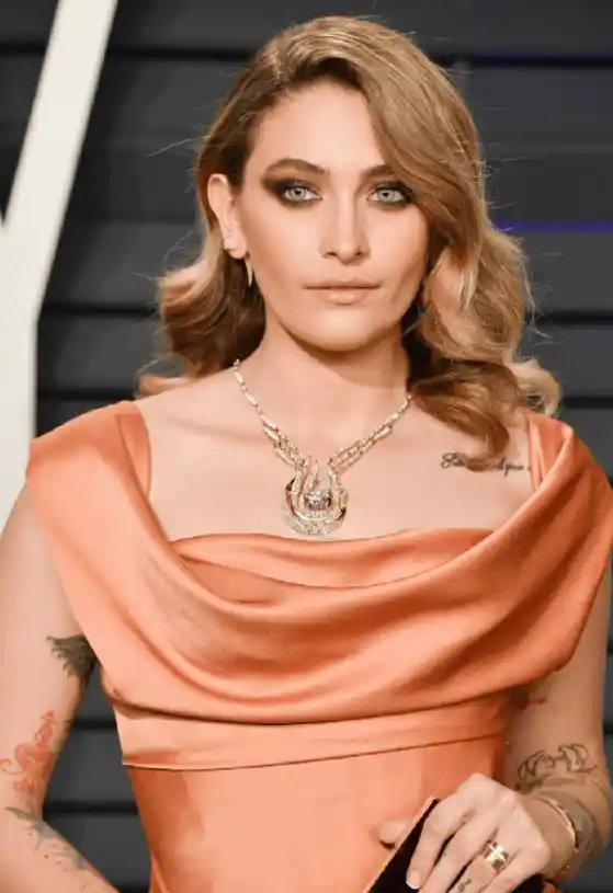 迈克尔·杰克逊女儿穿搭惊呆网友,叛逆风潮席卷时尚圈