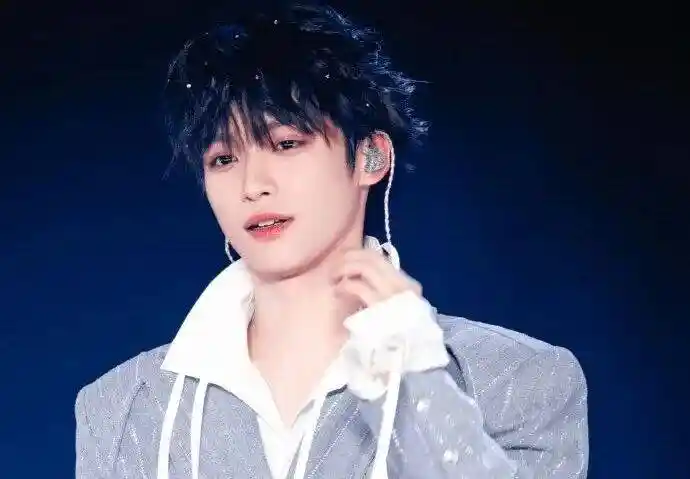 【独家猛料】敖瑞鹏白鹿秘恋曝光?梓渝近况震惊全网!彭彭携妹甜蜜同框,吴克群突袭素人婚礼泪崩现场,卢昱晓豪门背景起底引爆热搜——音乐节流量风暴来袭!