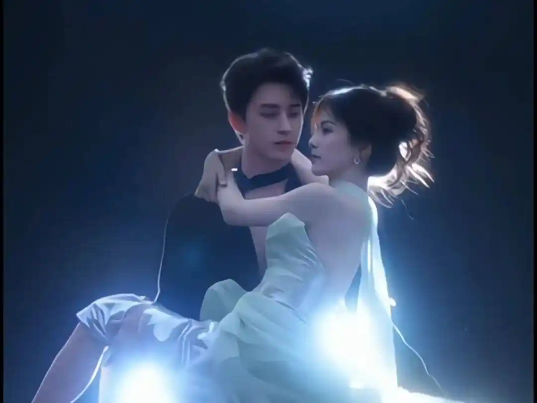 【独家猛料】敖瑞鹏白鹿秘恋曝光?梓渝近况震惊全网!彭彭携妹甜蜜同框,吴克群突袭素人婚礼泪崩现场,卢昱晓豪门背景起底引爆热搜——音乐节流量风暴来袭!