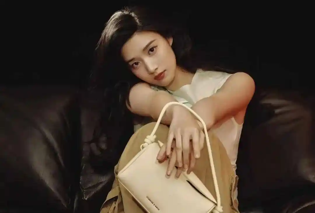 【独家猛料】敖瑞鹏白鹿秘恋曝光?梓渝近况震惊全网!彭彭携妹甜蜜同框,吴克群突袭素人婚礼泪崩现场,卢昱晓豪门背景起底引爆热搜——音乐节流量风暴来袭!