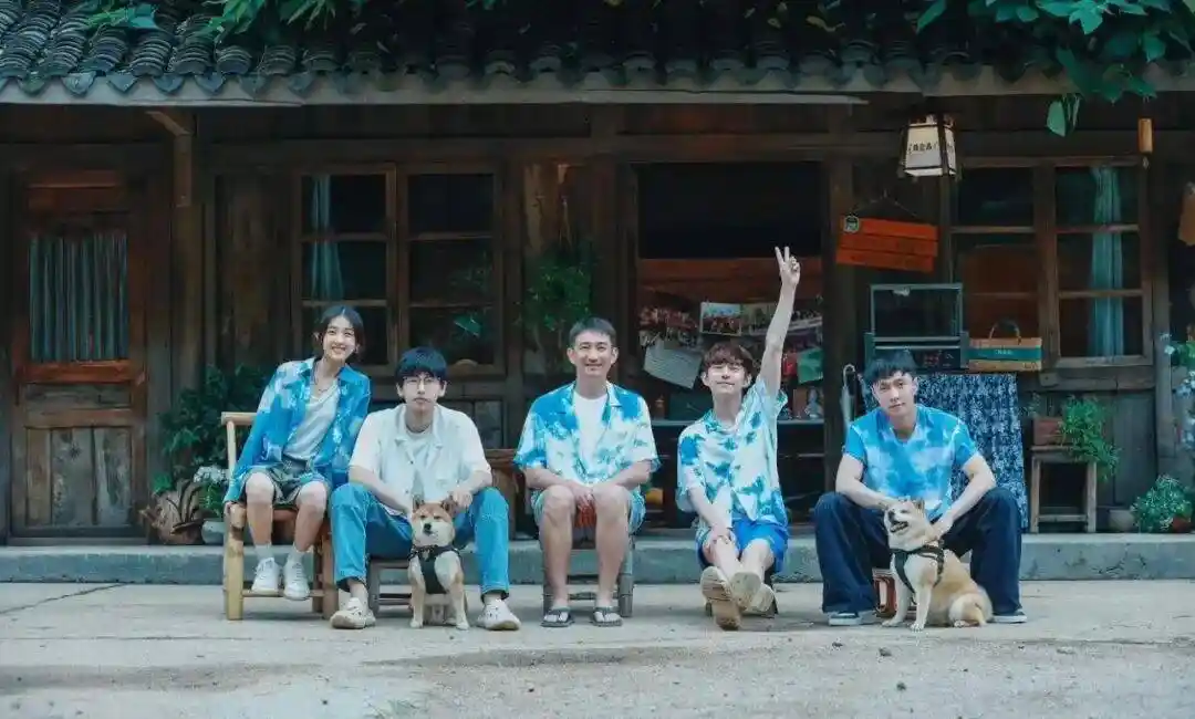 【独家猛料】敖瑞鹏白鹿秘恋曝光?梓渝近况震惊全网!彭彭携妹甜蜜同框,吴克群突袭素人婚礼泪崩现场,卢昱晓豪门背景起底引爆热搜——音乐节流量风暴来袭!