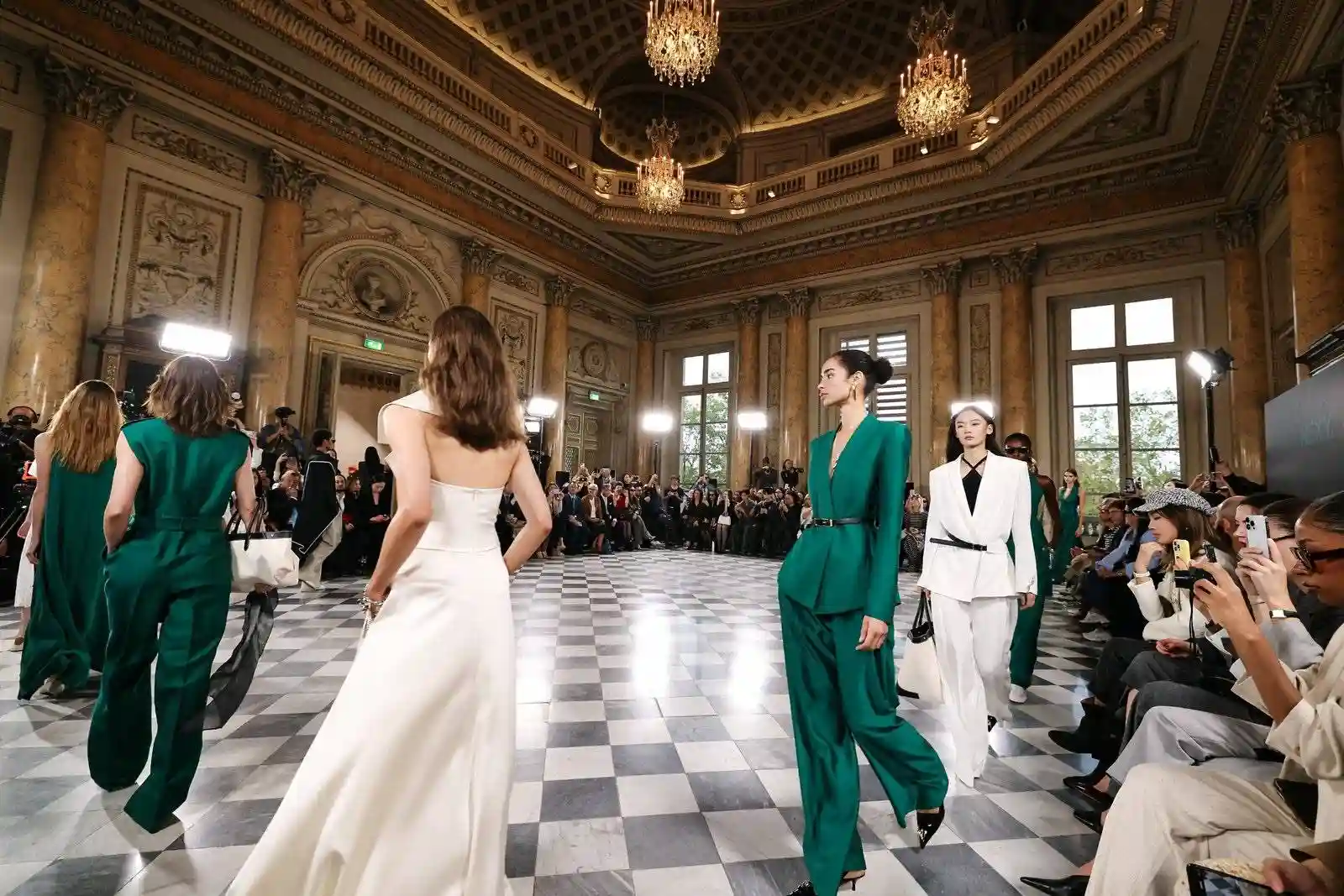 木兰时序惊艳巴黎,NEXY.CO重塑中国轻奢女装新纪元