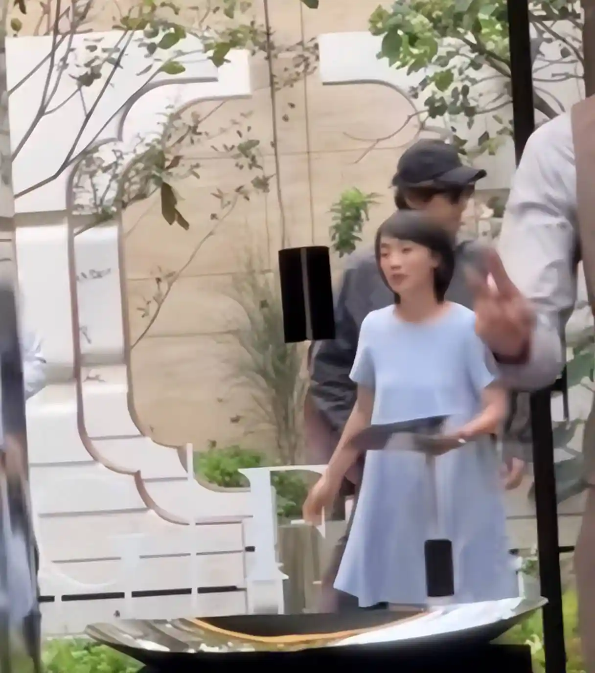 胡歌上海购房被拍,发际线引热议,黄曦宁现身陪购显温馨