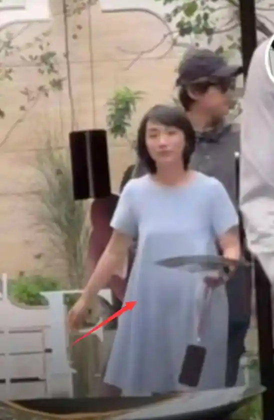 胡歌上海购房被拍,发际线引热议,黄曦宁现身陪购显温馨