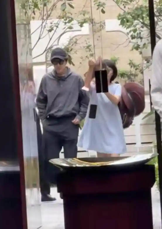 胡歌上海购房被拍,发际线引热议,黄曦宁现身陪购显温馨