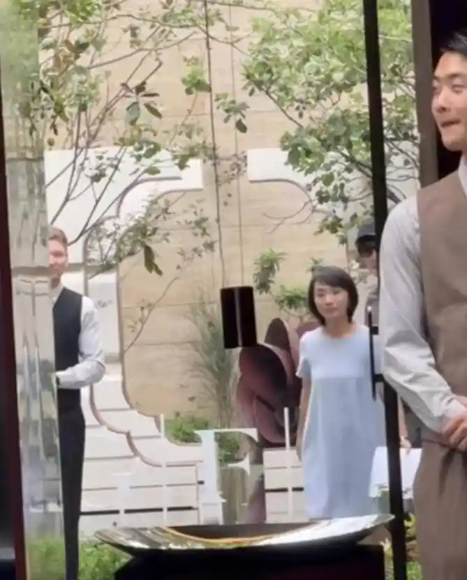 胡歌上海购房被拍,发际线引热议,黄曦宁现身陪购显温馨