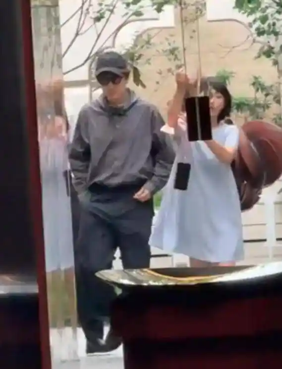 胡歌上海购房被拍,发际线引热议,黄曦宁现身陪购显温馨