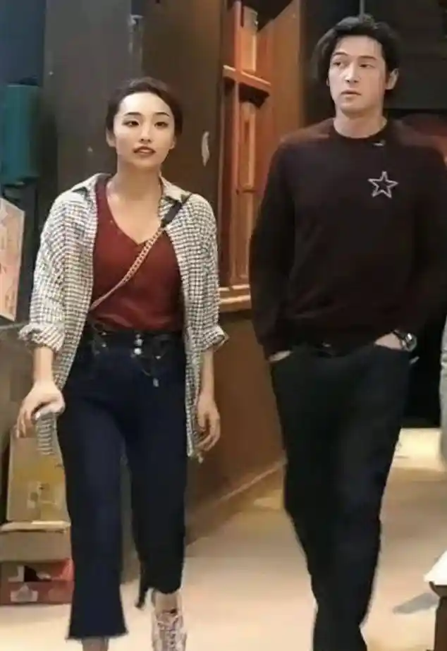 胡歌上海购房被拍,发际线引热议,黄曦宁现身陪购显温馨